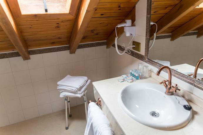 Imagen de la habitación del Hotel Ambasmestas. Foto 10