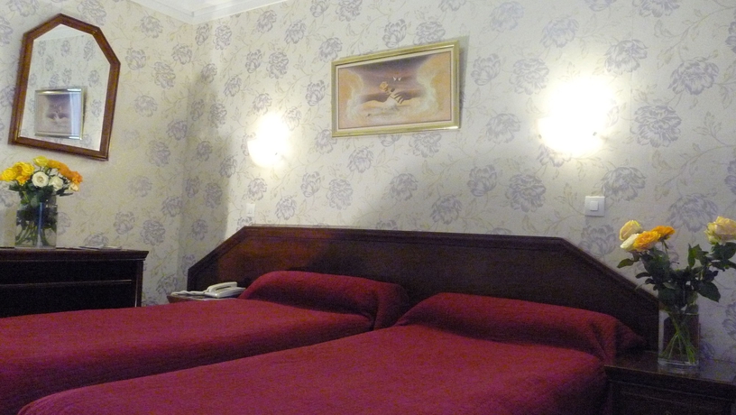 Imagen de la habitación del Hotel Ambassadeur, París. Foto 13