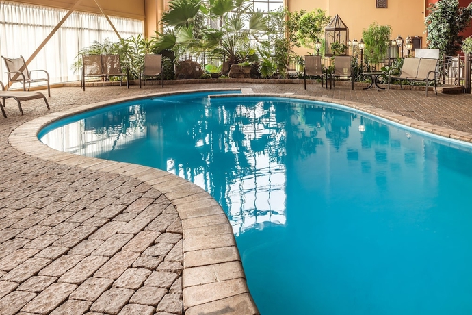 Imagen de la piscina del Hotel Ambassadeur, Quebec City. Foto 17