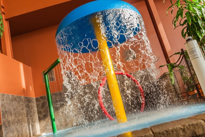 Imagen de la piscina del Hotel Ambassadeur, Quebec City. Foto 18