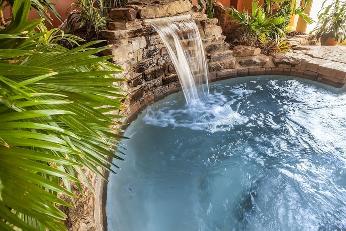 Imagen de la piscina del Hotel Ambassadeur, Quebec City. Foto 19