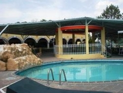 Imagen de la piscina del Hotel Ambassador Cholula. Foto 5