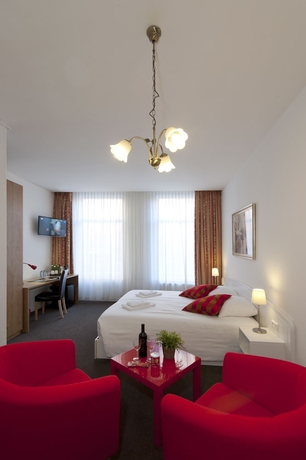 Imagen de la habitación del Hotel Ambassador City Centre. Foto 8