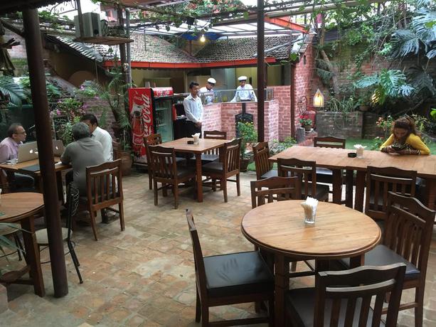 Imagen del bar/restaurante del Hotel Ambassador Garden Home. Foto 2