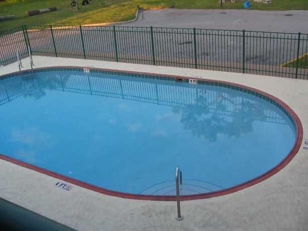Imagen de la piscina del Hotel Ambassador Inn, Kissimmee. Foto 12