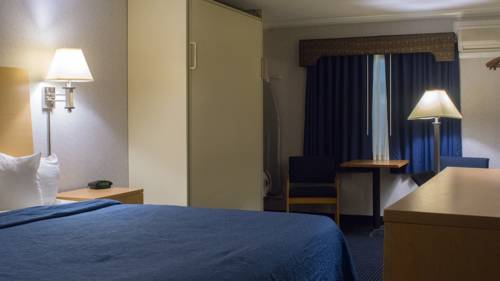 Imagen de la habitación del Hotel Ambassador Inn and Suites. Foto 4