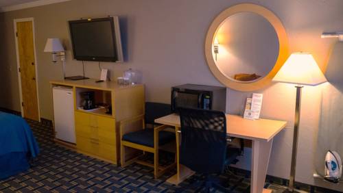 Imagen de la habitación del Hotel Ambassador Inn and Suites. Foto 5