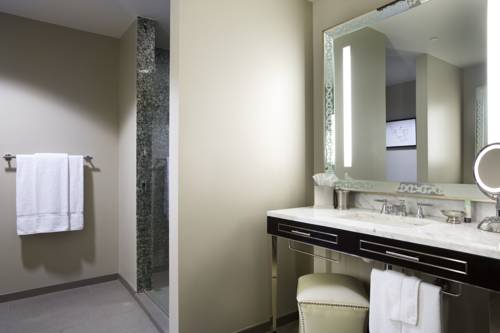 Imagen de la habitación del Hotel Ambassador Kansas City, Autograph Collection. Foto 12