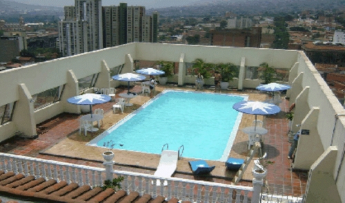 Imagen de la piscina del Hotel Ambassador Medellin. Foto 3