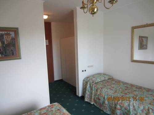 Imagen de la habitación del Hotel Ambassador Meuble. Foto 2