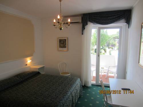Imagen de la habitación del Hotel Ambassador Meuble. Foto 5