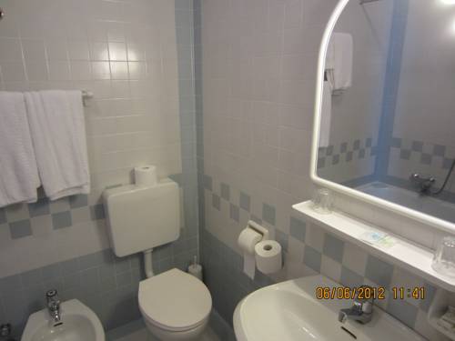 Imagen de la habitación del Hotel Ambassador Meuble. Foto 6