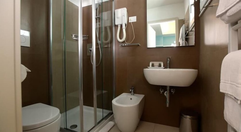 Imagen de la habitación del Hotel Ambassador, Mondolfo. Foto 15