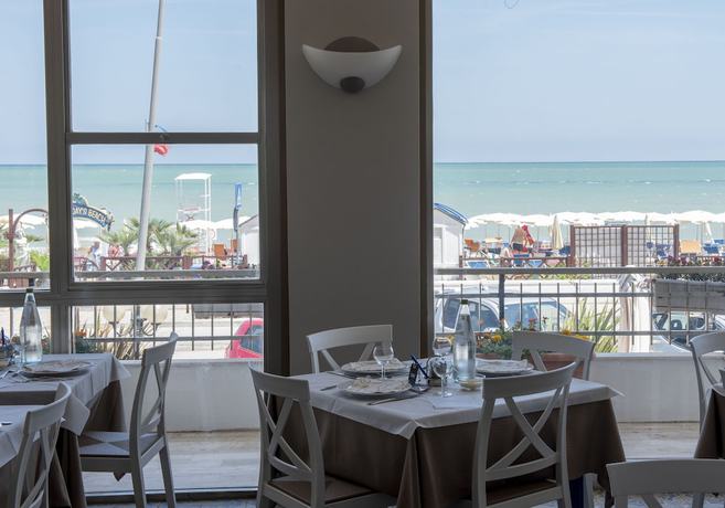 Imagen del bar/restaurante del Hotel Ambassador, Mondolfo. Foto 4