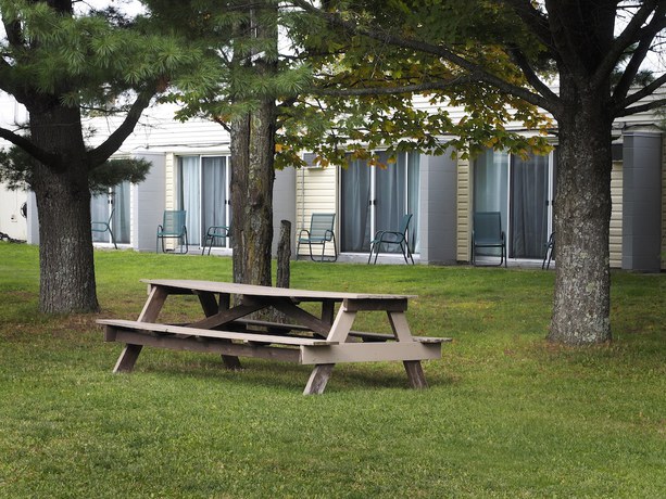 Imagen de los exteriores del Hotel Ambassador Motel. Foto 8