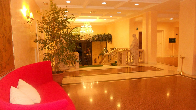Imagen de los interiores del Hotel Ambassador Palace. Foto 2