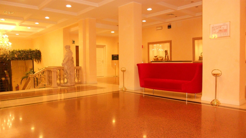 Imagen de los interiores del Hotel Ambassador Palace. Foto 3