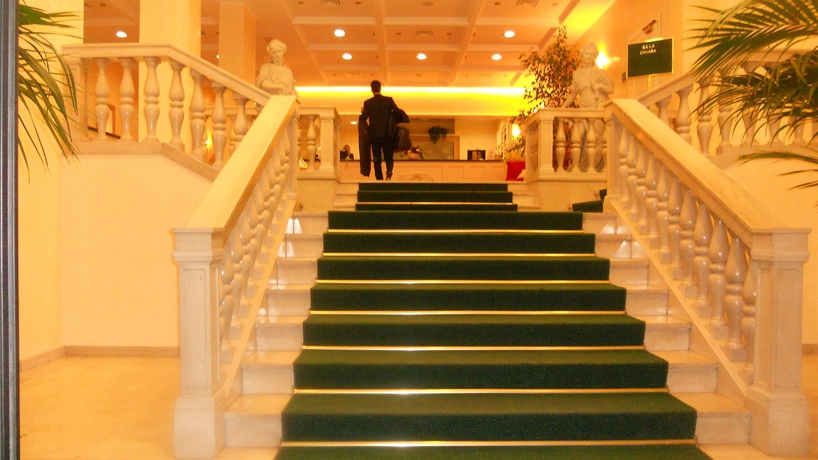Imagen de los interiores del Hotel Ambassador Palace. Foto 4
