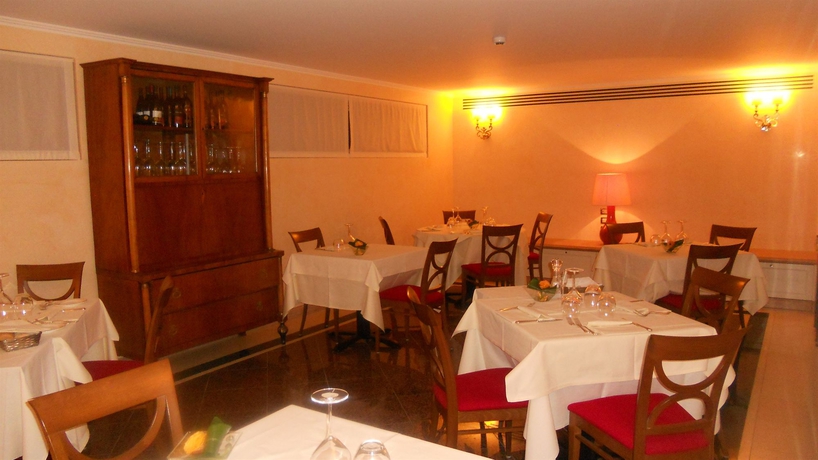 Imagen del bar/restaurante del Hotel Ambassador Palace. Foto 1