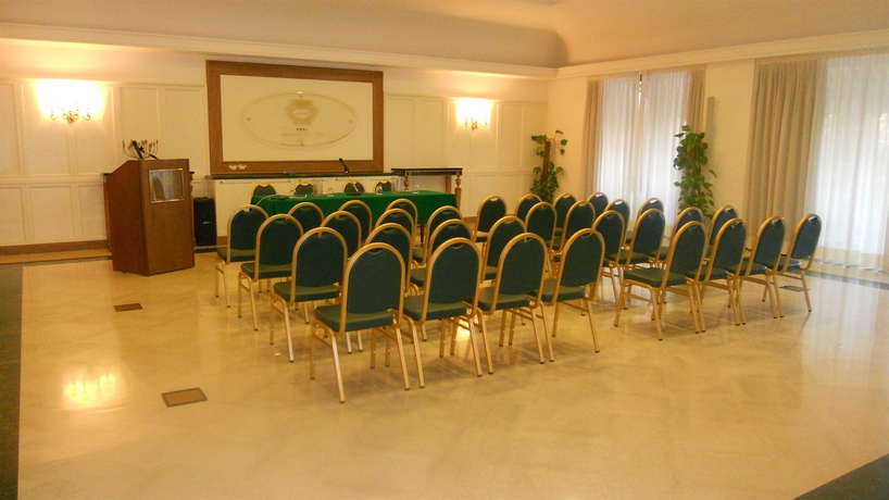 Imagen de los interiores del Hotel Ambassador Palace. Foto 7