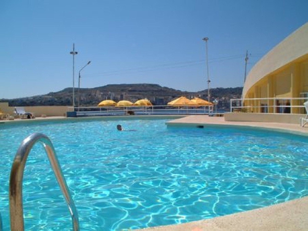 Imagen de la piscina del Hotel Ambassador, St. Pauls Bay. Foto 6