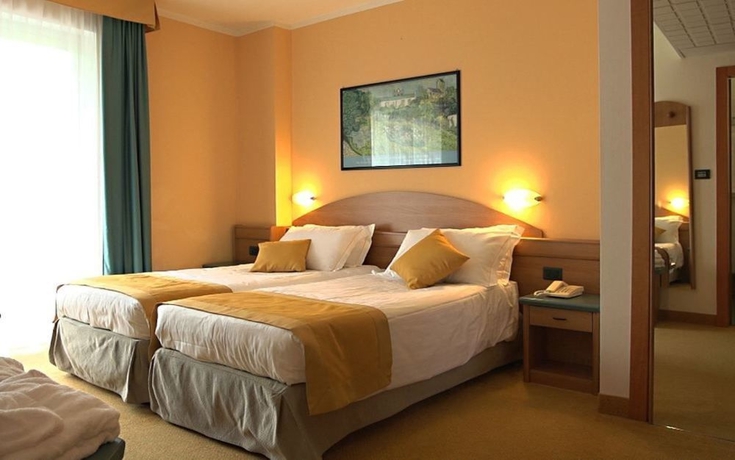 Imagen de la habitación del Hotel Ambassador Suite. Foto 5