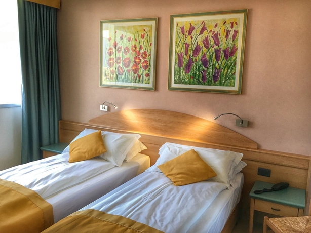Imagen de la habitación del Hotel Ambassador Suite. Foto 7