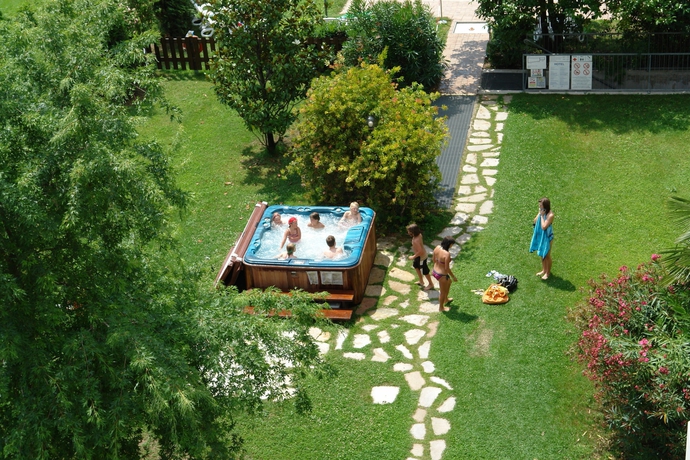 Imagen de los exteriores del Hotel Ambassador Suite. Foto 13