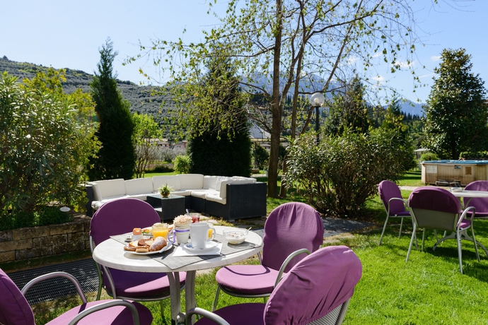 Imagen de los exteriores del Hotel Ambassador Suite. Foto 14