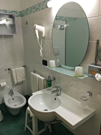 Imagen de la habitación del Hotel Ambassador Suite. Foto 10
