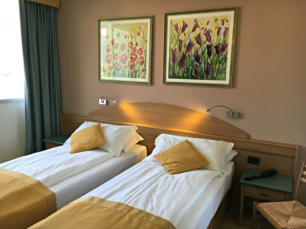 Imagen de la habitación del Hotel Ambassador Suite. Foto 11