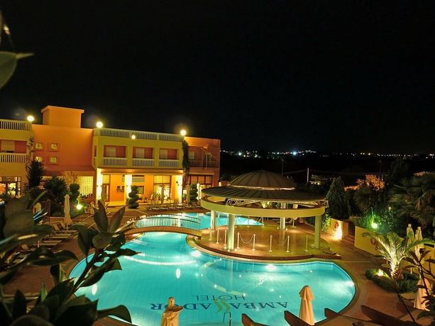 Imagen de la piscina del Hotel Ambassador Thessaloniki. Foto 15