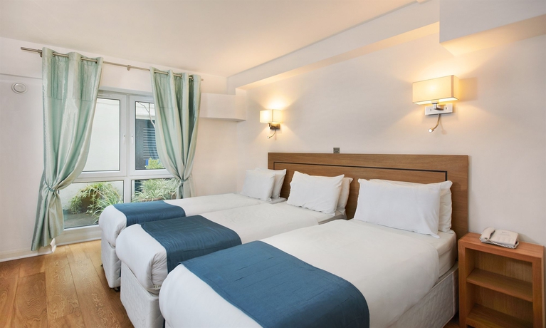 Imagen de la habitación del Hotel Ambassadors. Foto 11