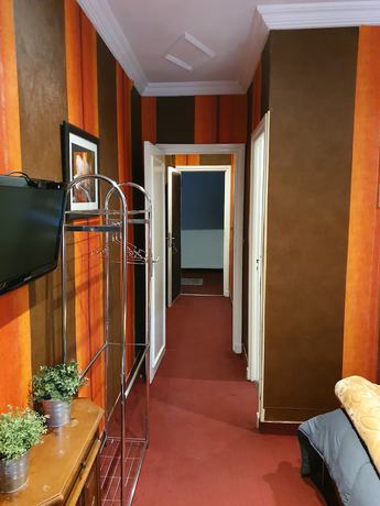 Imagen de la habitación del Hotel Ambassy Hôtel. Foto 1