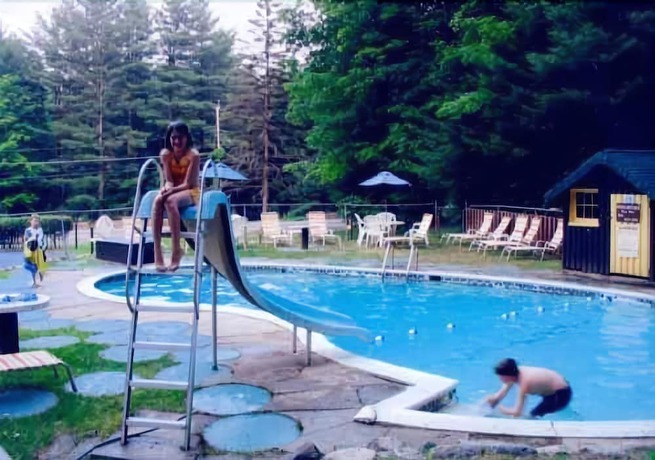 Imagen de la piscina del Hotel Amber Lantern Lake George Motel and Cottage Rentals. Foto 20