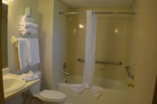 Imagen de la habitación del Hotel Amber's Inn and Suites. Foto 3