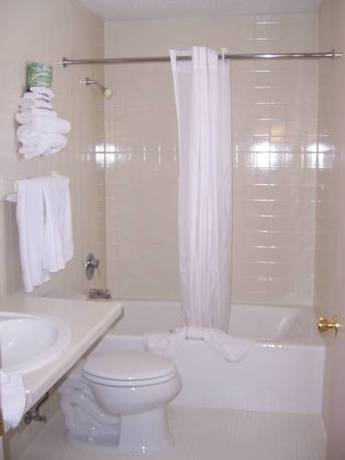 Imagen de la habitación del Hotel Amber's Inn and Suites. Foto 6