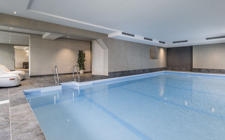 Imagen de la piscina del Hotel Ambet. Foto 17