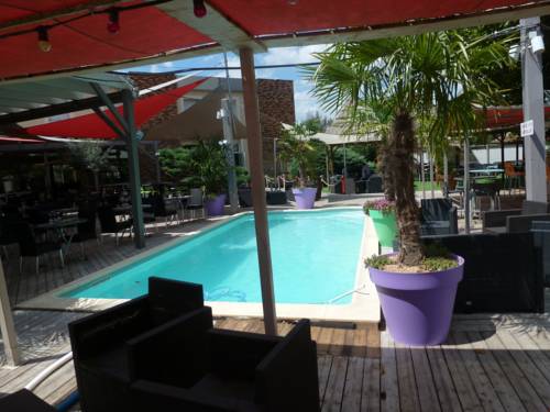 Imagen de la piscina del Hotel Ambiance, VILLEFRANCHE-SUR-SAONE. Foto 19