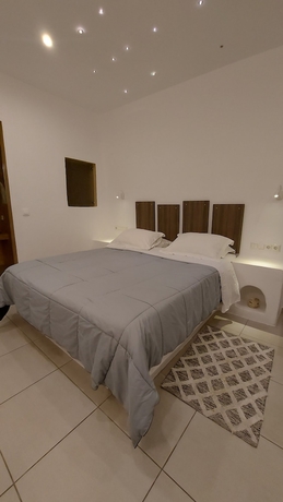 Imagen de la habitación del Hotel Ambience Suites. Foto 14