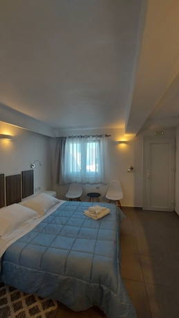 Imagen de la habitación del Hotel Ambience Suites. Foto 17