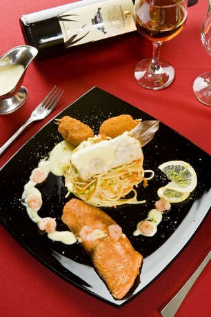 Imagen del bar/restaurante del Hotel Ambient, Brasov. Foto 2