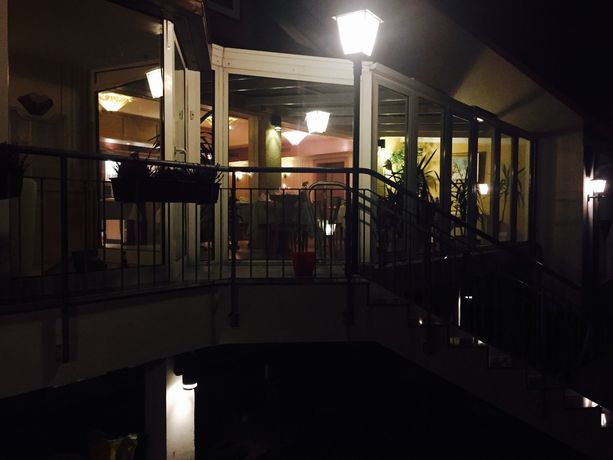 Imagen del bar/restaurante del Hotel Ambiente And Restaurant. Foto 5