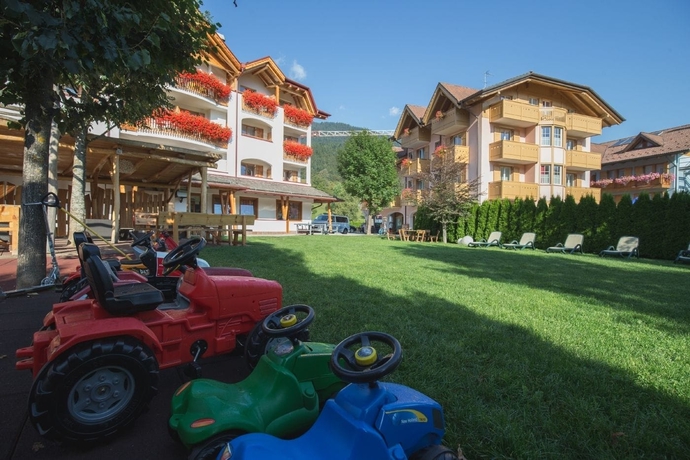Imagen de los exteriores del Hotel Ambiez. Foto 6