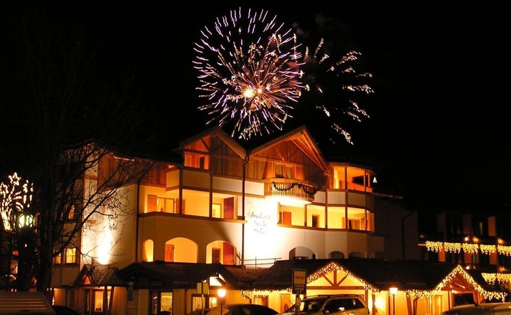Imagen de los exteriores del Hotel Ambiez. Foto 7