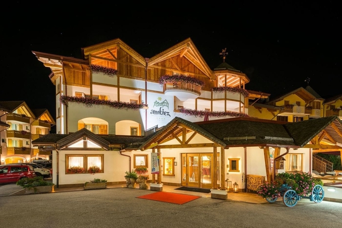 Imagen de los exteriores del Hotel Ambiez. Foto 9
