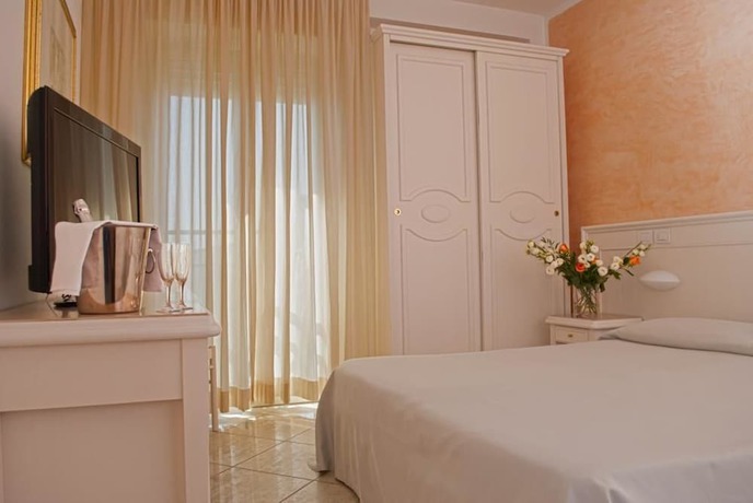 Imagen de la habitación del Hotel Ambra, Cervia. Foto 6