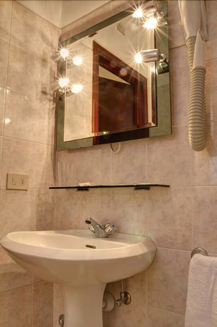 Imagen de la habitación del Hotel Ambrogini. Foto 8