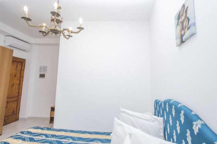Imagen de la habitación del Hotel Ambrogini. Foto 13