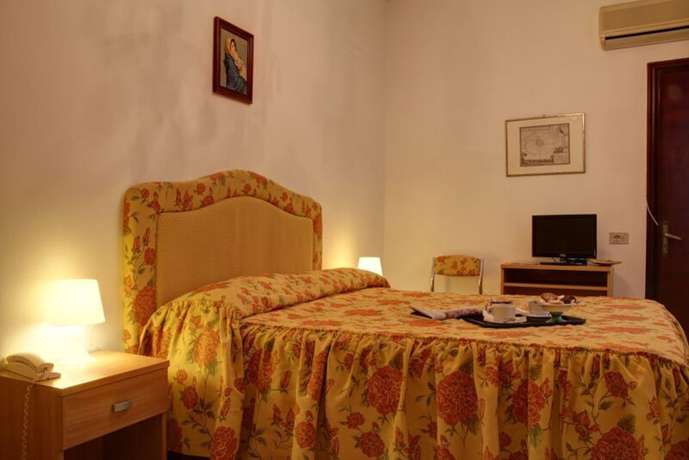 Imagen de la habitación del Hotel Ambrogini. Foto 17
